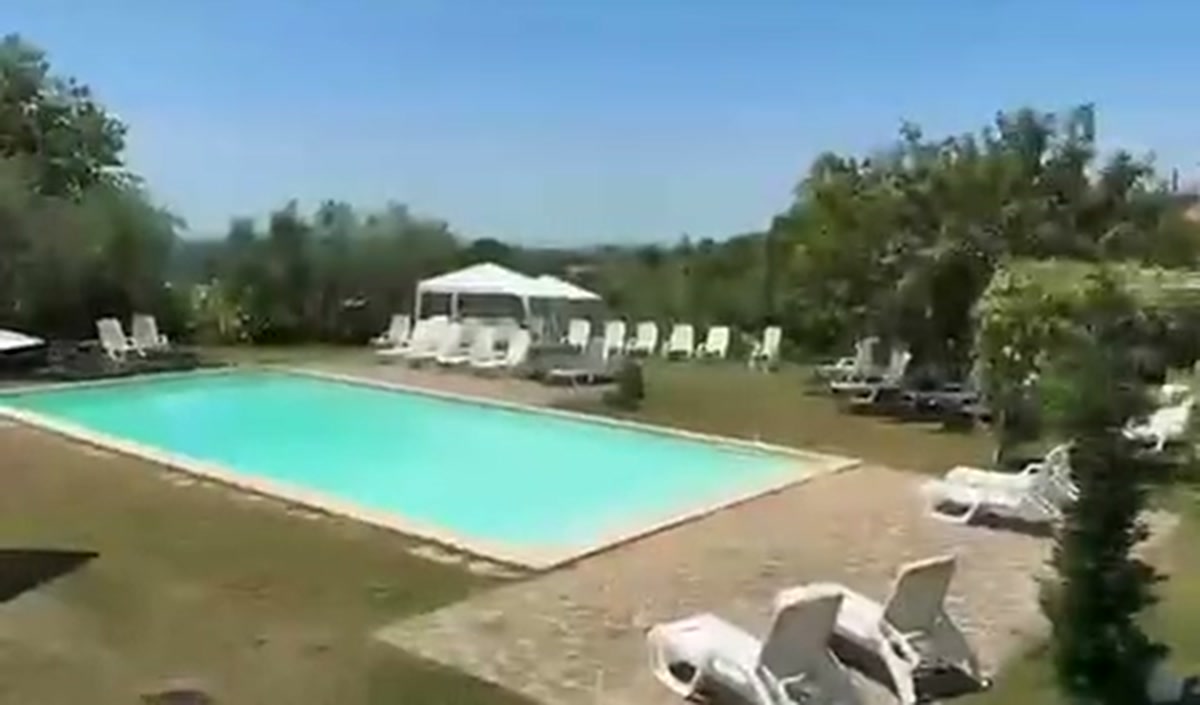 Il mare è lontano. La piscina no. - foto 1